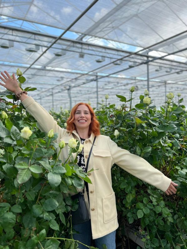 Laura of team TDD in amongst rose bushes